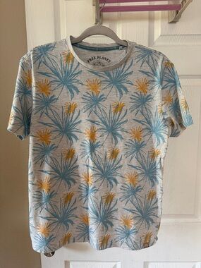 Free Planet Men's Light Gray Tee with Blue & Yellow Tropical Print